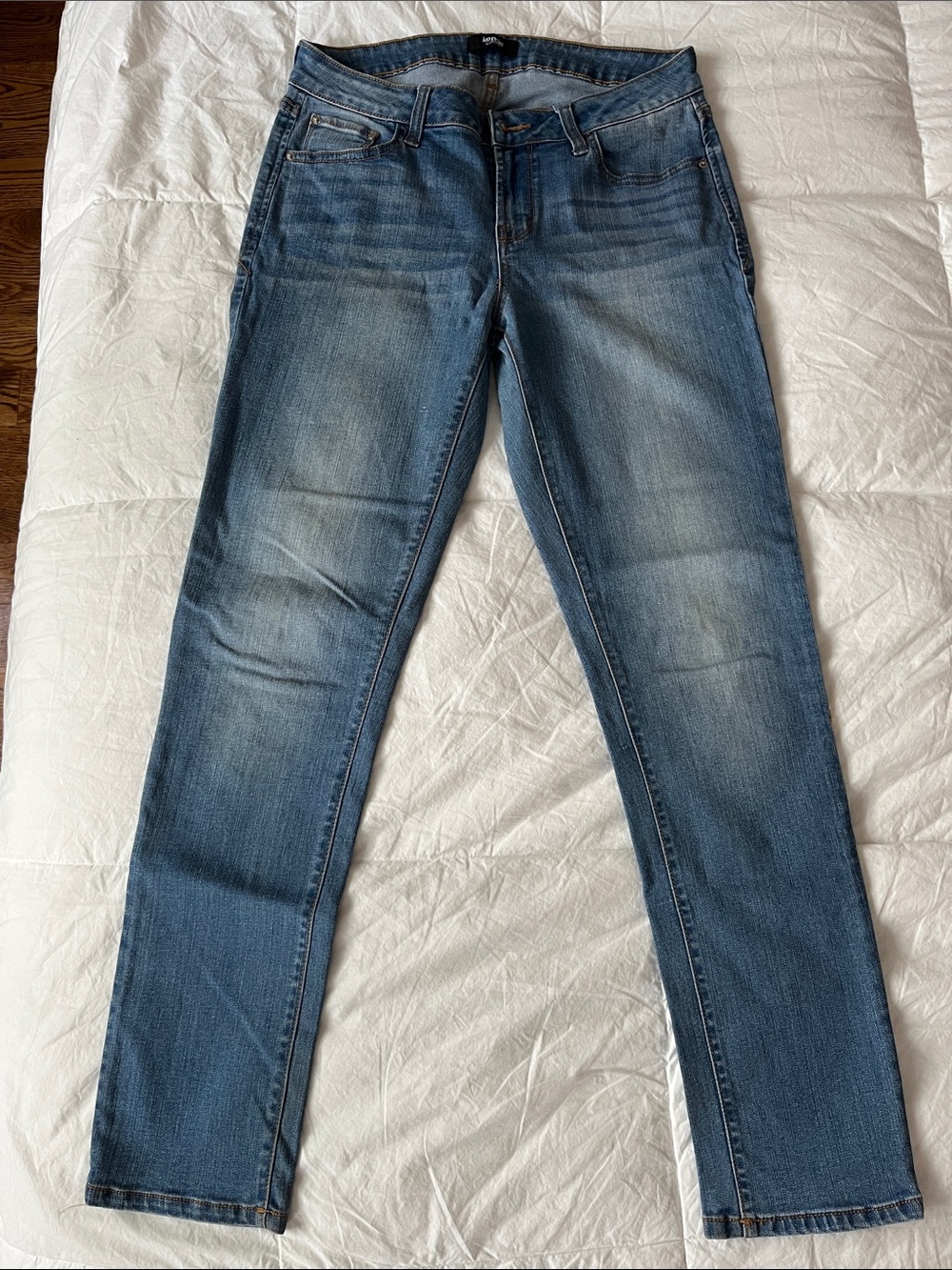 kenzie Women's Straight Leg Jeans in Faded Blue Wash